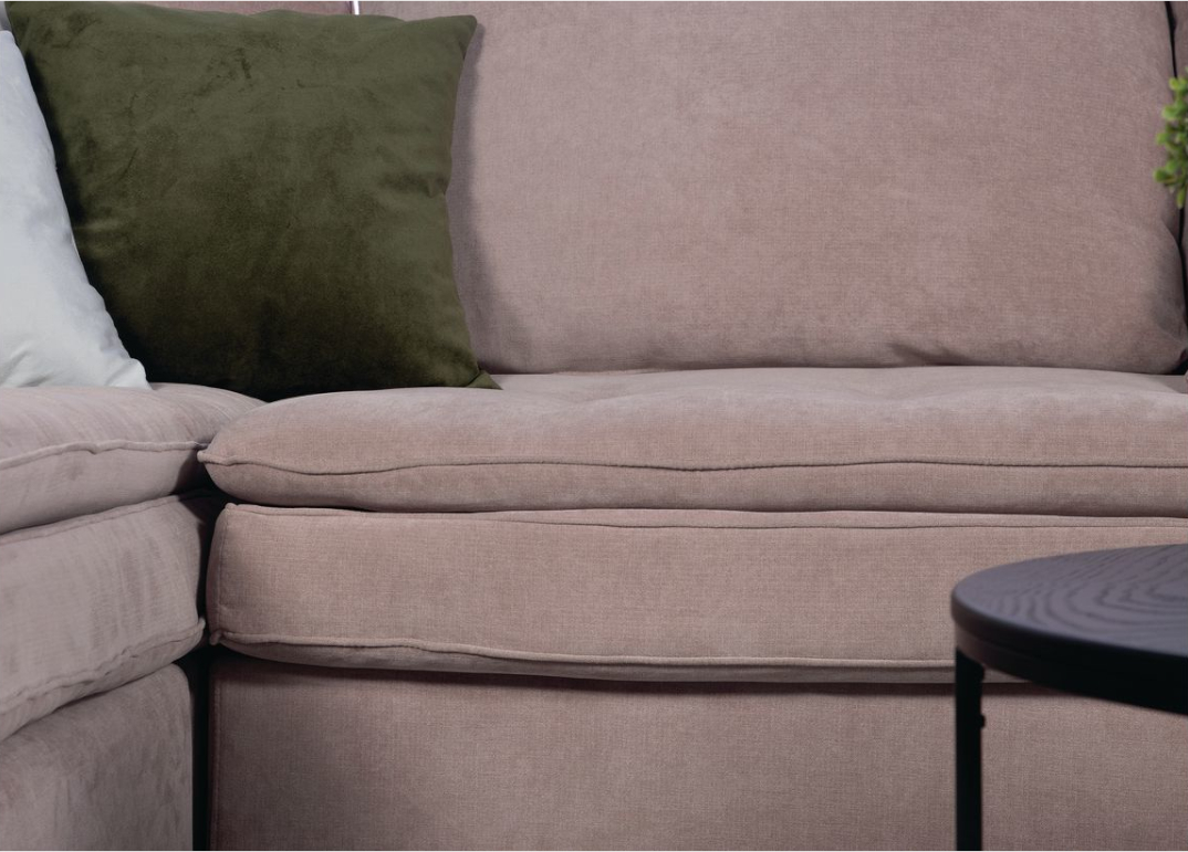Απεικονίζει μαξιλάρια του γωνιακού καναπέ Lisbon Interium σε Ροζ.